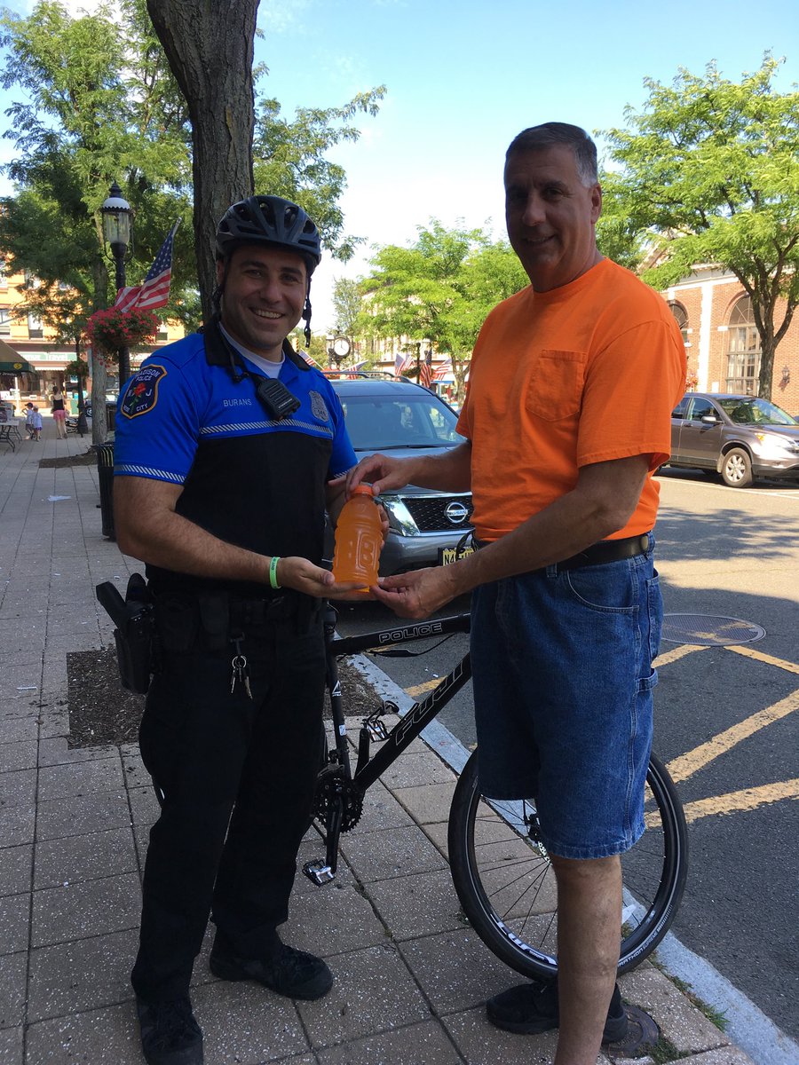 The Villearator Tour stops to thank Madison Police, Officer Chris Burans who was on Bike 🚲Patrol in the down town district.Always Support the BLUE because they Protect You , your Community, Schools Home’s , Businesses, and Roadways. They keep us Safe/Pray that stay safe 🚔🇺🇸