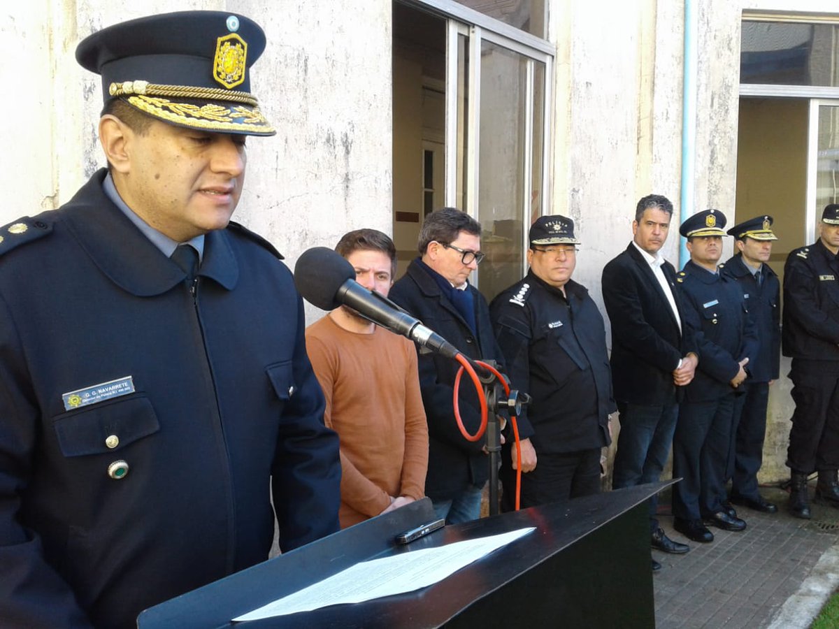 CacuCandido's tweet photo. Hoy en Villa Constitución, junto al Jefe de Policia de la Provincia y @germangiacomino entregamos los equipos de ropa de fajina para el personal de seguridad. En esa Unidad Regional, el @MinSegSF invirtió 3.150.000 para la indumentaria policial. https://t.co/1vBVJczShZ