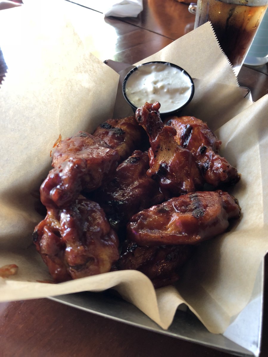 WhosonThirdMKE's tweet image. Happy Wing Night! Stop in today for 60 cent wings!

Kitchen open late!

#imonthird