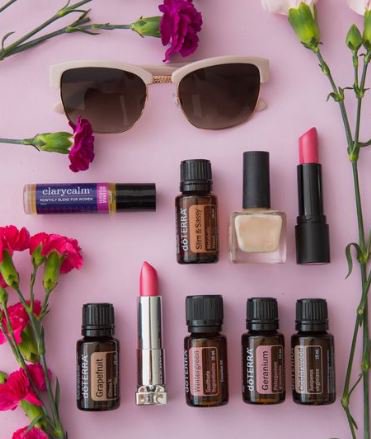 PureLifeBalance's tweet image. Love this shot from doTERRA Essential Oils! 

Every day, I leave my home with my oils, using them for their laundry list of  remedies that ALWAYS seem to come up! Especially with the family. 

So tell me... What's in your purse?
AKA what oils do you never leave the house without?