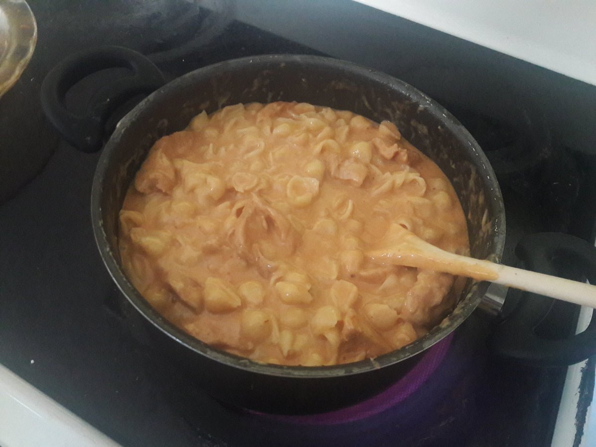 Aaron_Manhattan's tweet photo. The other day l, I cooked some bbq chicken Mac and cheese, and I bake a chocolate cake with homemade butter cream frosting for a late birthday celebration for someone special https://t.co/0pgKe9NAK3