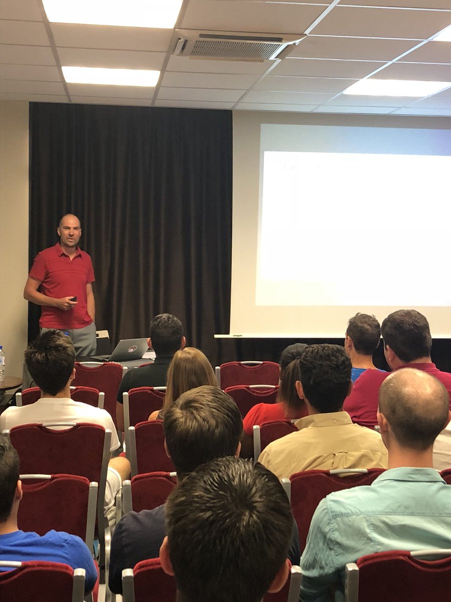 philou_philou_p's tweet image. And now it’s your time @LaurentDuveau #meetup @aix_js #angular6