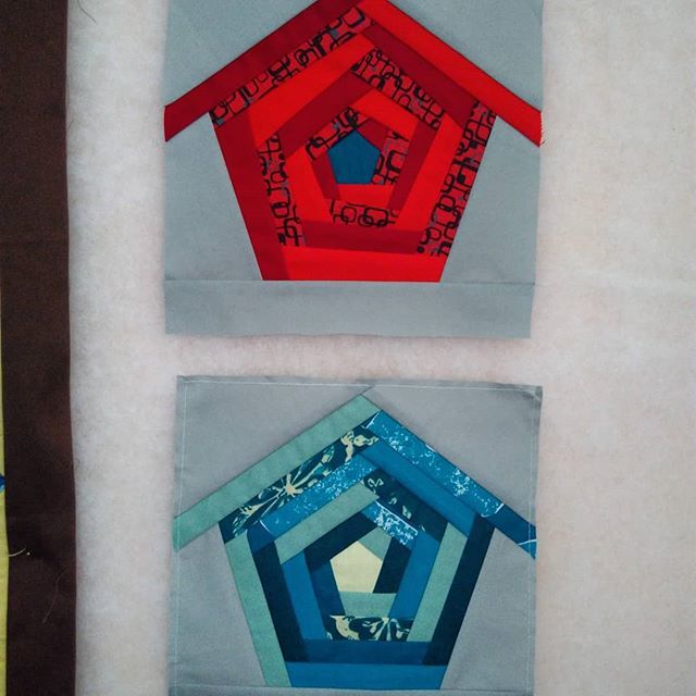 quiltpatchappli's tweet photo. June teal block + July red block. Bloc vert bleu du mois de juin + rouge de juillet.
#rsc18 #rainbowscrapchallenge2018 #birdhouse #fpp #foundationpaperpiecing https://t.co/aqz8W9YJzq https://t.co/Y5B8XYoeVt