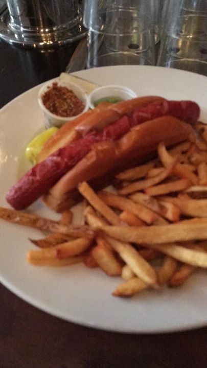 If I’m going to have a solitary lunch, a hot dog and French fries at Old Town’s bar is the way to go. ift.tt/2pmtMUD