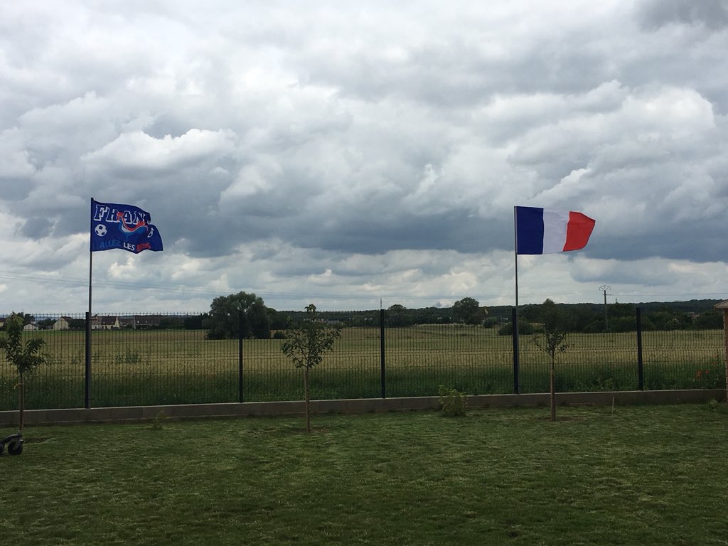 CDENISAN's tweet photo. Si les types qui par amour du pays nous ont piqué le drapeau pouvaient au moins nous rendre le mât... #bousse #fierdetrebleus 🇫🇷🇫🇷😳 https://t.co/xS4Lu2p3PB