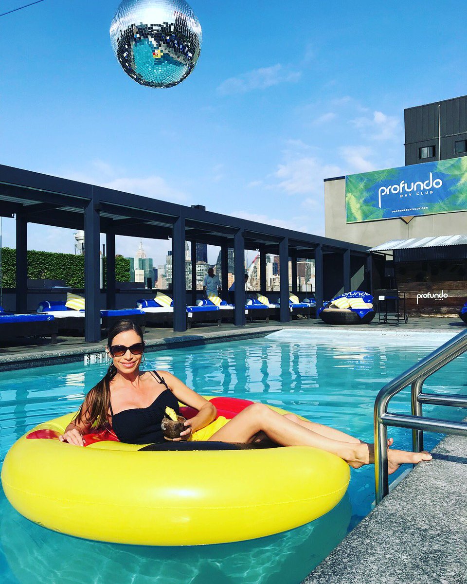 JillNicolini's tweet image. I miss #longislandcity 💛🌃 and I am #grateful🙏 for friends who don’t mind holding 👣@MarciaParris @tonyroe6364 😂😉  @PIX11News @ravelhotel