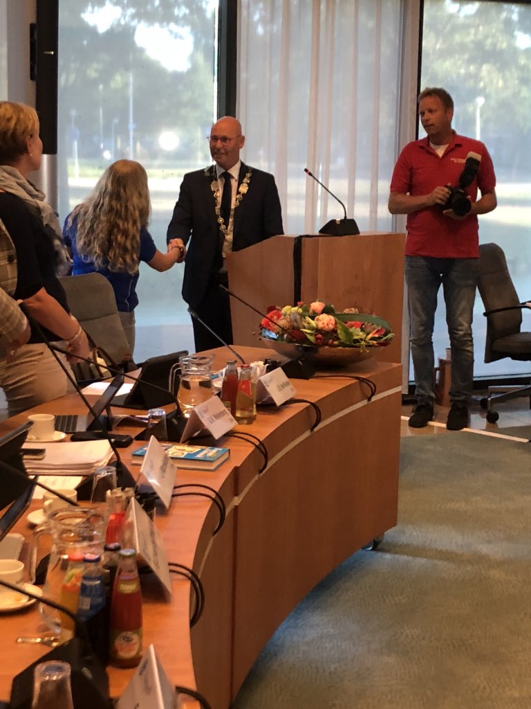 In <a href="/gemKampen/">Gemeente Kampen</a> zojuist het jongste raadslid van NL geïnstalleerd! Stoer hoor Linde van Dijk! Gefeliciteerd, succes en heel veel plezier collega. #grkampen #kampen