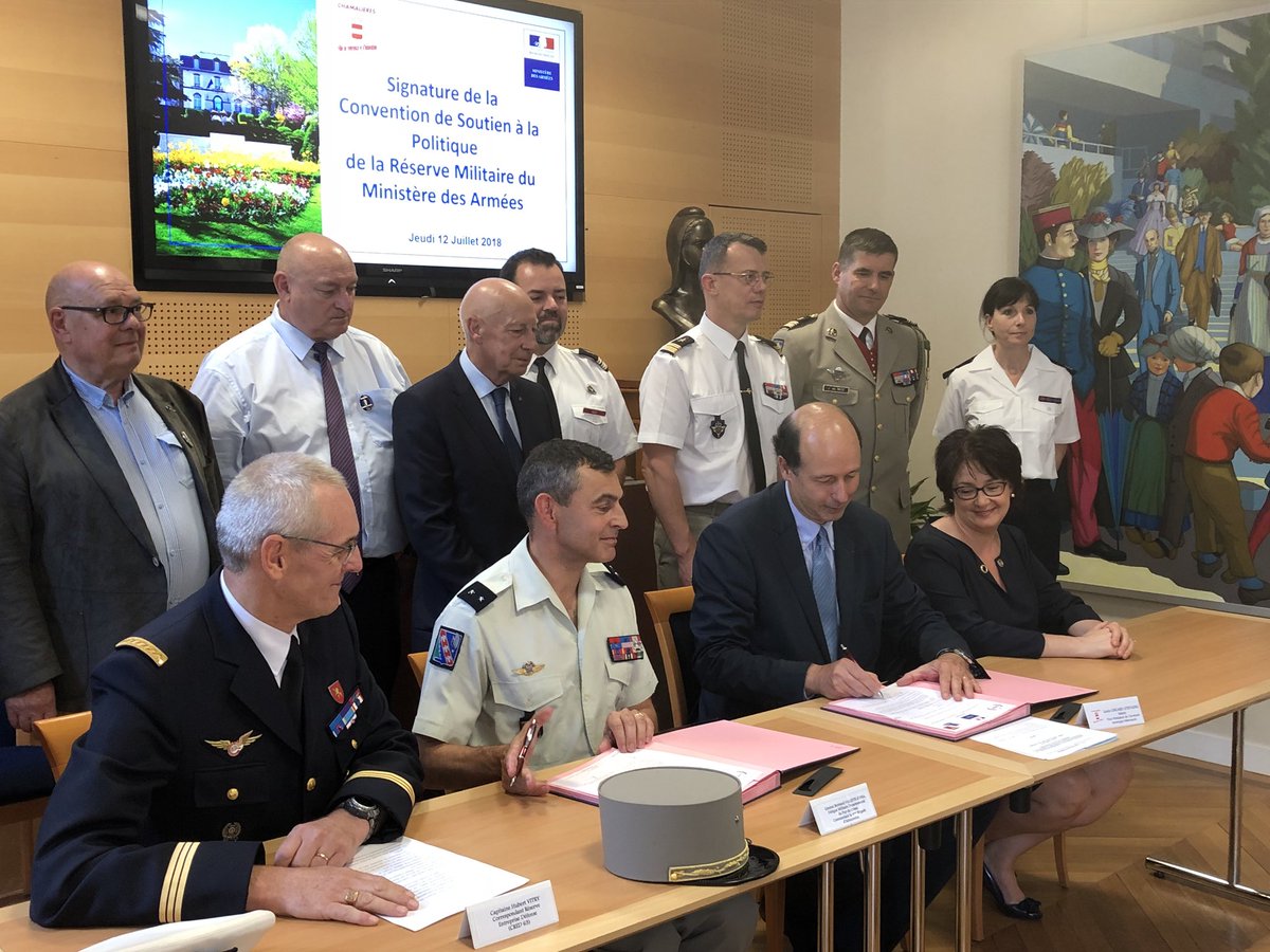 VChamalieres's tweet photo. #Chamalieres 1Úre collectivité du #PuyDeDome à avoir signé une convention avec le MinistÚre de la #Défense pour soutenir la #ReserveMilitaire en 2015 vient de signer un avenant par le biais de son maire @LGiscardEstaing Pdt @ASSVILLES Marraines des Forces Armées et du #DMD63. https://t.co/R0R7ap7Yuu