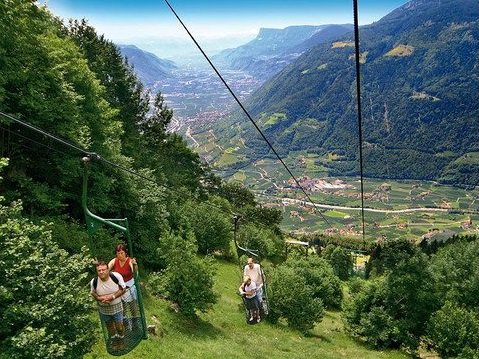 #Südtirol hat zwar modernsten #Seilbahnen, aber manchmal darf es auch der nostalgischen Korblift sein. Wer kennt ihn? 👉bit.ly/korblift_vellau