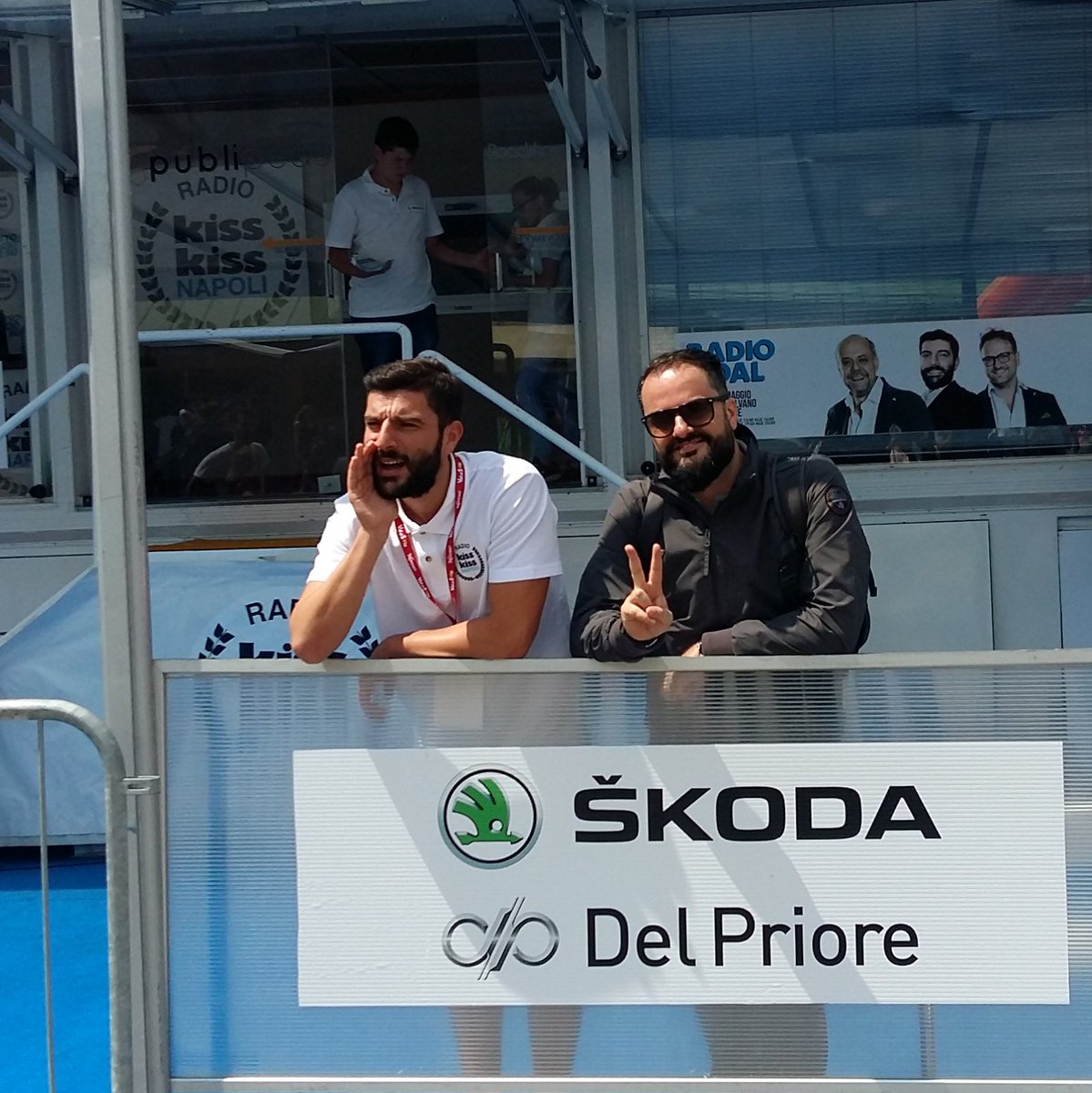annatrieste's tweet photo. Basta una transenna a mo' di balconcino per trasformare due serissimi giornalisti sportivi in vrenzole
πππ
#Dimaro2018 #Dimaro #kisskiss #sscnapoli #tvluna #workmates #uagliuneria
@scottotweet @MCalvanoKKN @kisskissnapoli https://t.co/ohNWImH9HT