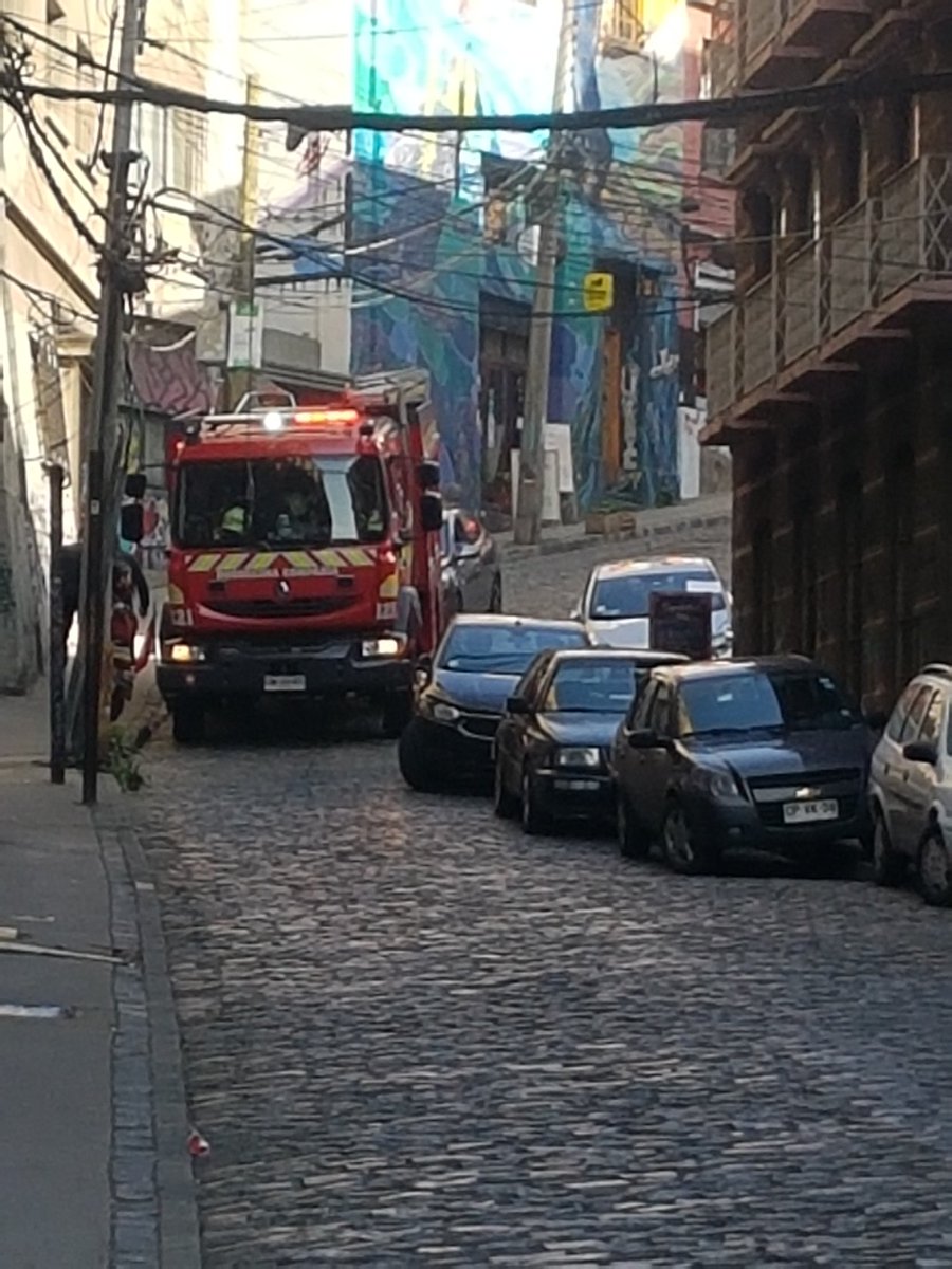 RNEValparaiso's tweet photo. #valpo @12BombaSuiza @bombaamericana y @PompeFranceVPO luchando con los mal estacionados en Urriola luego de la emergencia estructural en Co Concepción @JorgeSharp @jmartinezvalpo @MariaDelaPaz_R @CBV1851 @EmergMuniValpo @MunicipioValpo https://t.co/rT6lbv5QaB