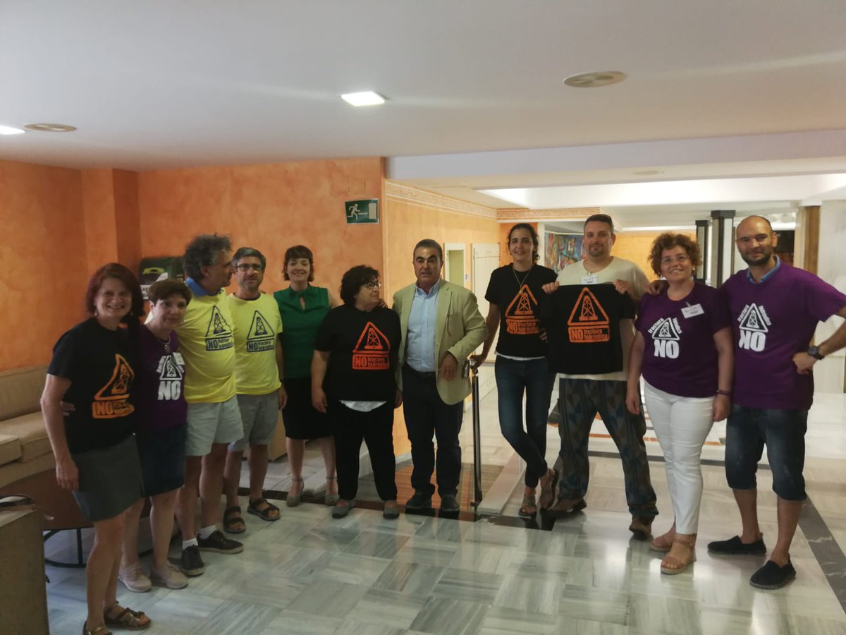 frackingno's tweet photo. Hoy en la Asamblea Regional con María Giménez (Podemos) y Jesús Navarro  (PSOE) que han registrado una iniciativa legislativa contra el  fracking. https://t.co/TNLOcNFbgz