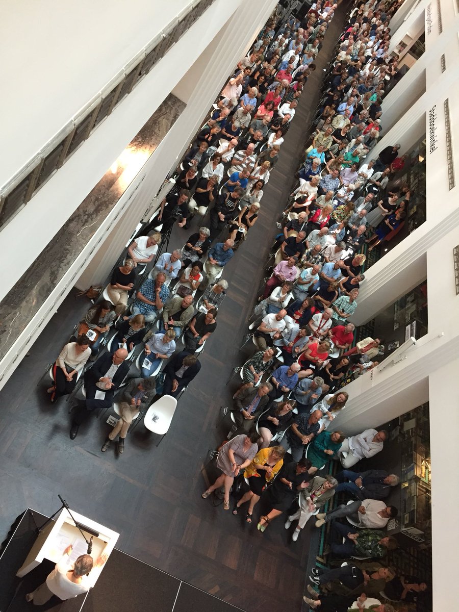 Vandaag openen we ‘Amsterdam voor het voorbij is’ Kom genieten van de straatfoto’s van Dolf Toussaint uit de jaren 60, 70, 80.