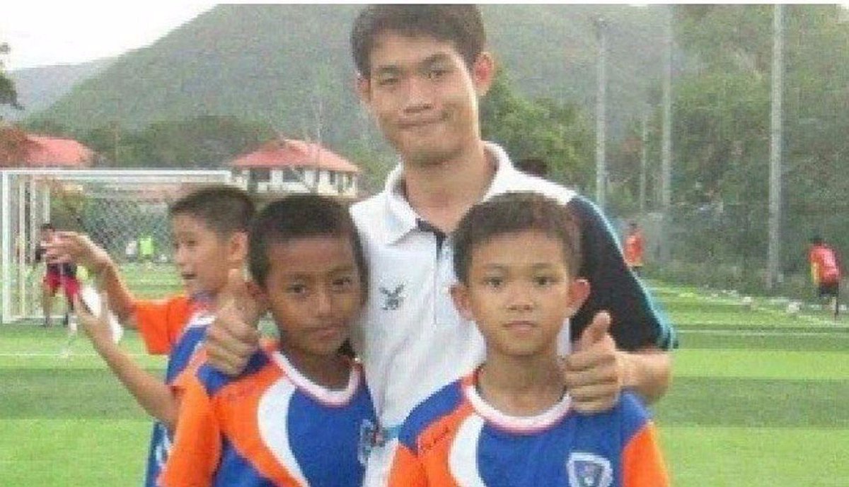 TreehouseSpain's tweet photo. Tailandia: cómo un ex monje de 25 años mantuvo con vida a los 12 niños atrapados. Medios locales aseguran que sus conocimientos de meditación fueron de gran ayuda para los niños durante la odisea.
Más información en nuestro facebook. 
#TreehouseSpain #Tailandia #Equipoddfutbol https://t.co/UdWpKPz72G