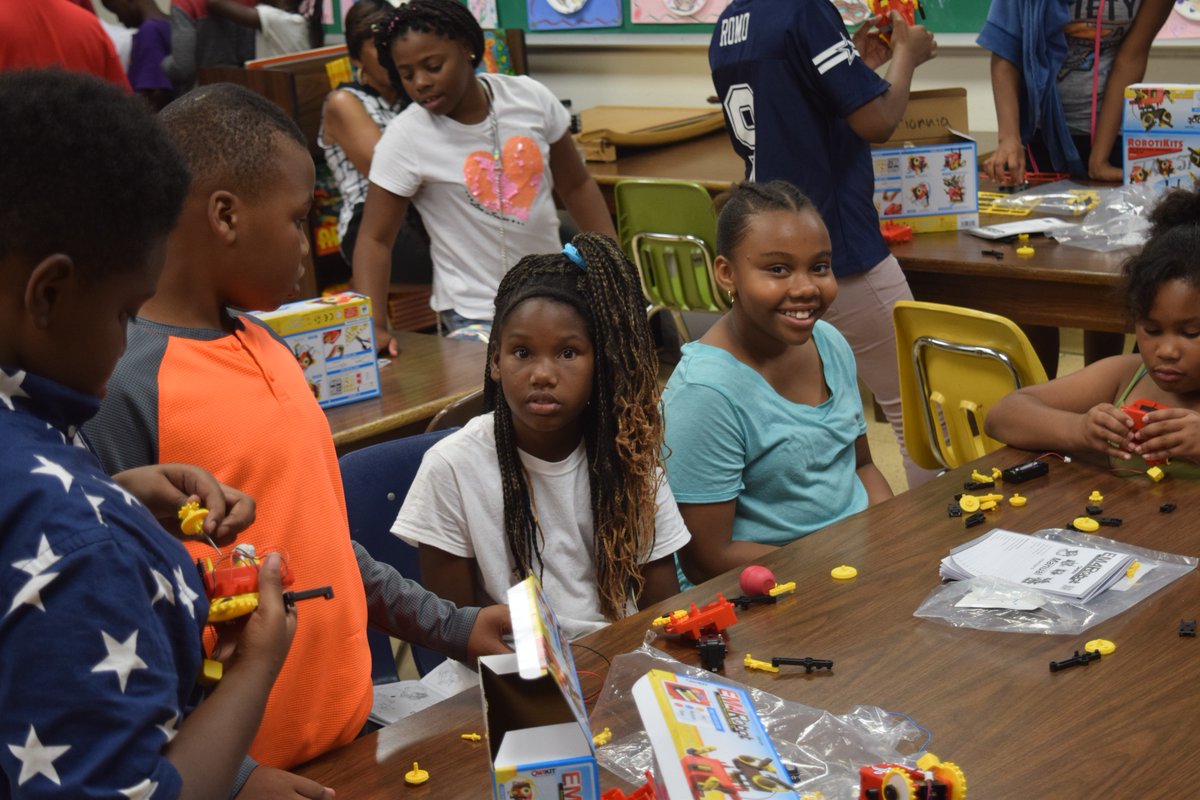 FrazierRevital's tweet photo. Happy National Summer Learning Day in Dallas, Texas! #SoaringScholarsSummerCamp a partnership with @YouthOutrDISD. #NSLD #LOAFlourEngineeringChallenge @tx_post https://t.co/mLePECdJVq
