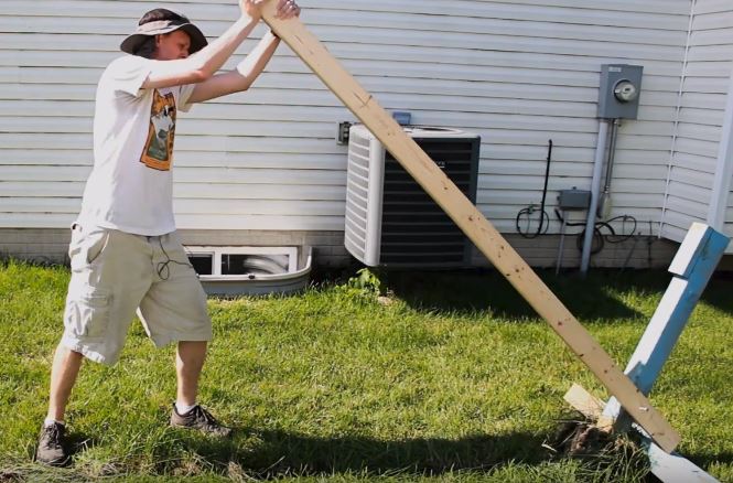 BanjoPhysics's tweet image. Need to remove a fence post that's set in concrete? There's no need to dig! Check out this #physics hack: bit.ly/2zwzQQp #PhysicsEducation #physicsproblems #STEM #science #lifehacks #PhysicsHacks