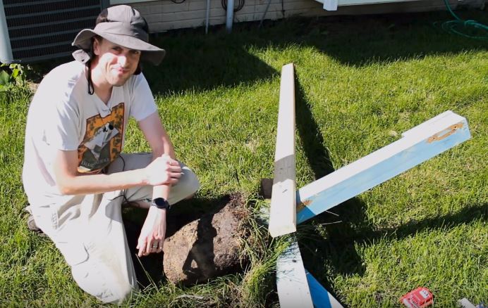 BanjoPhysics's tweet image. To remove a fence post, you just need some #physics know-how and a few supplies: bit.ly/2zwzQQp #PhysicsEducation #physicsproblems #STEM #science #lifehacks #PhysicsHacks