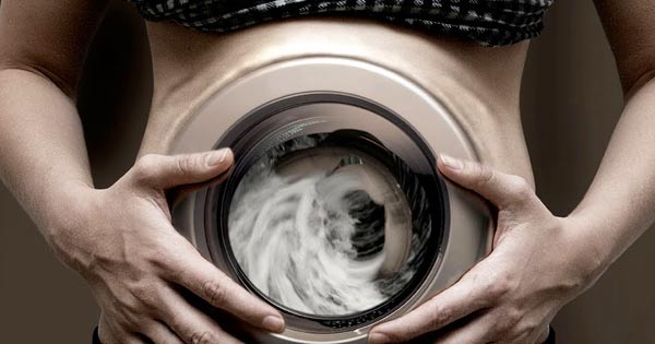 Животик крутит. Девушке крутит живот. Проблемы с пищеварением. У девушки крутит живот. Животик урчит.