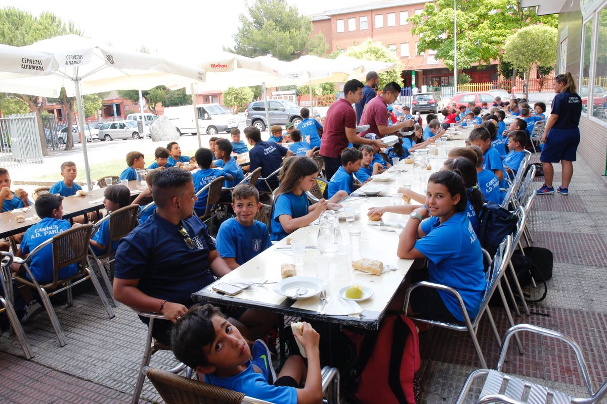 adparla's tweet photo. 👏 Desde la @adparla agradecemos la colaboración del Restaurante Jesús para con nuestro III campus por estar cada día pendiente de todos y cada uno de los niños y niñas con extraordinarios menús y productos de calidad.

🔝 ¡Inmejorable atención otro año más!

#MiParlaPROMETE 💙🖤 https://t.co/qJVwgQ8XK3