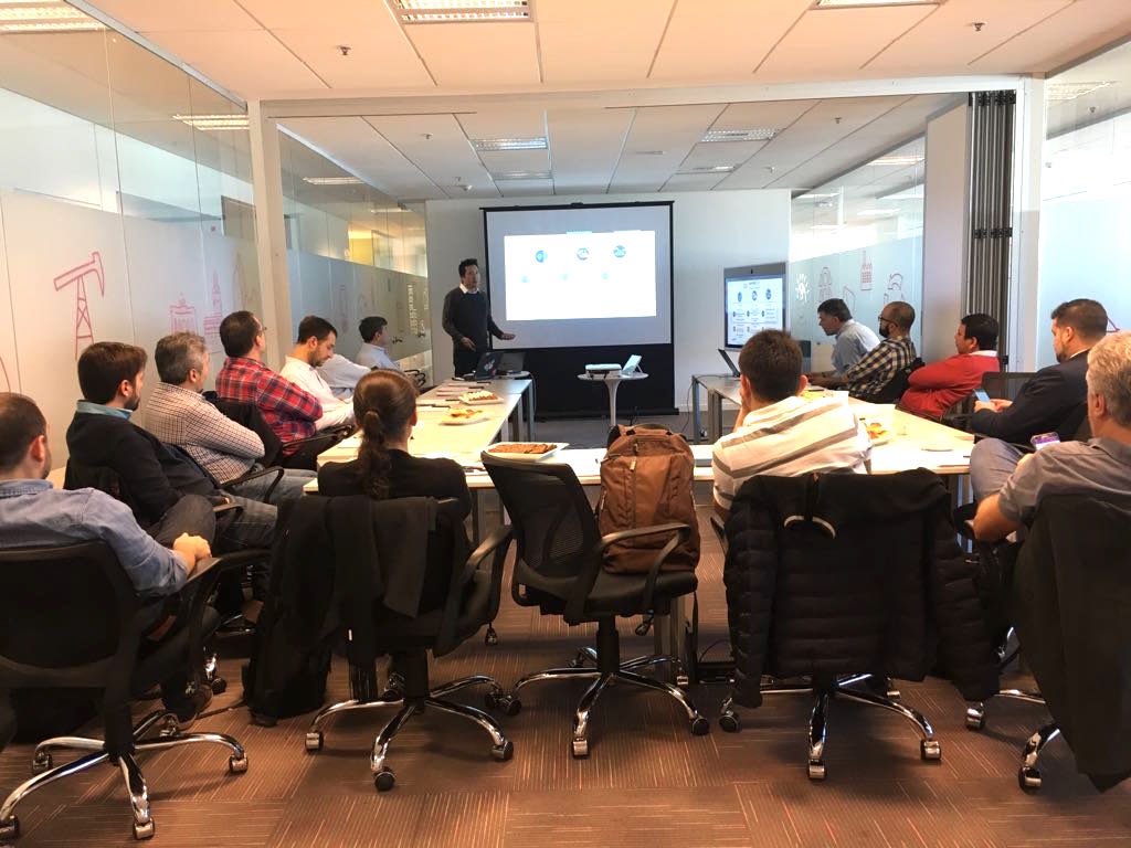 LogicalisLATAM's tweet photo. #LogicalisArgentina reunido con clientes para discutir el rol de las soluciones #Hyperflex 3.0 en épocas de #nube. https://t.co/NSE0BizXZU