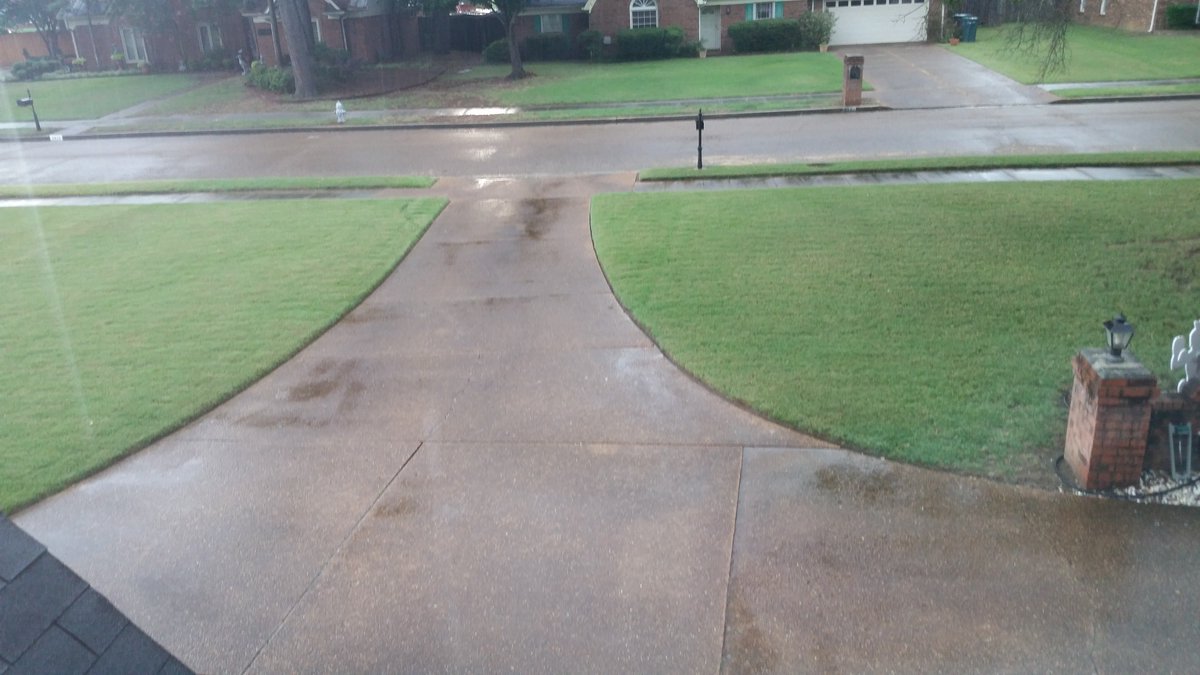 rwyjunior's tweet photo. Well Heck y'all ... I woke up early to water may dang yard &amp; guess what ... it's raining now ... I should have checked in with @RonChilders &amp; @AOnek_WREG3 before I started the sprinklers up ... Thanks #weatherchannelAPP ... NOT! https://t.co/gnRjhEVIzL