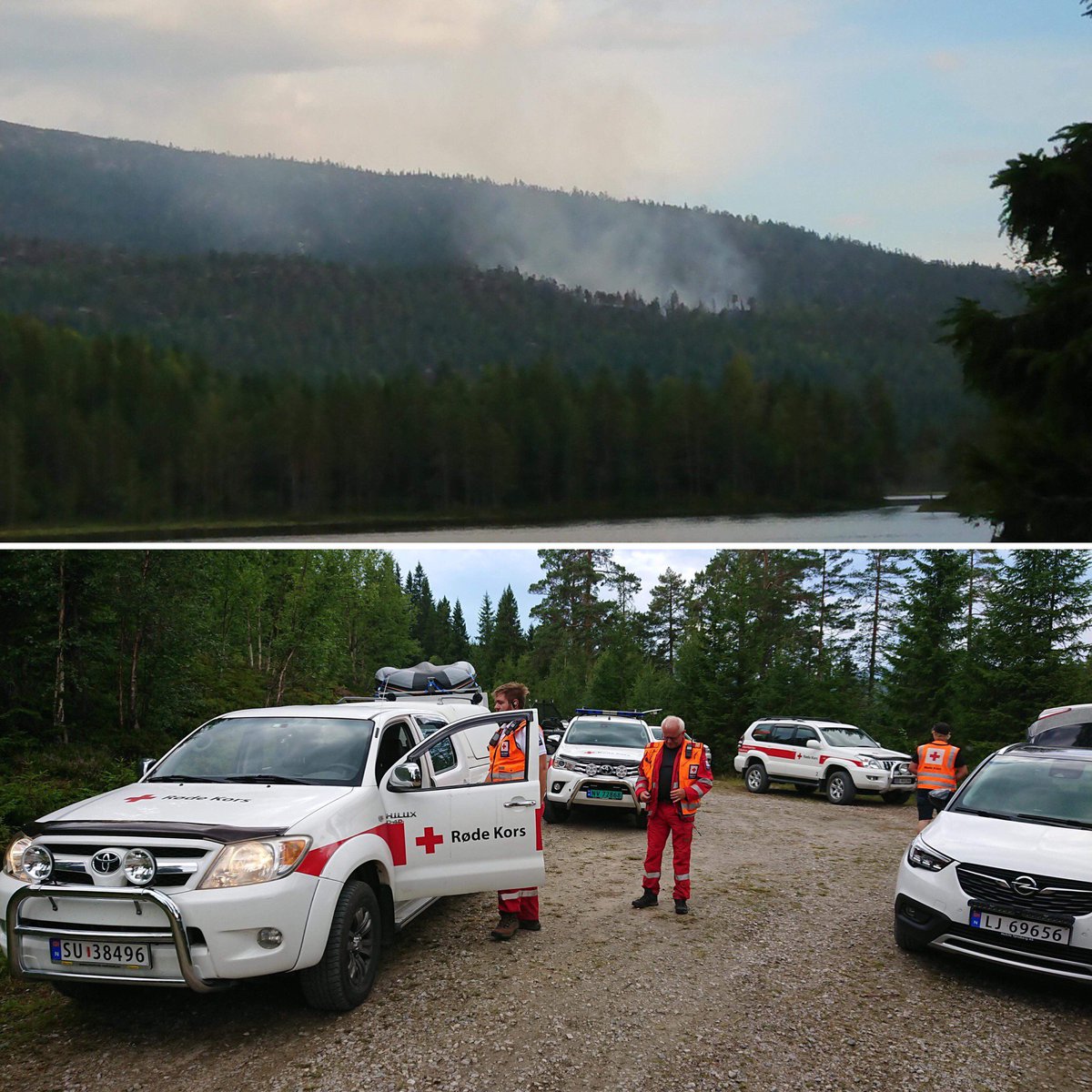 Mannskap frå fleire lokale #hjelpekorps støttar i kveld brannvesenet i forbindelse med dei mange skogbrannane i Sør-Noreg. Her gjer Fyresdal og Tokke Røde Kors Hjelpekorps seg klare til å bistå i ein brann ved Kvitseid i Telemark. <a href="/TelemarkRKH/">Telemark Røde Kors Hjelpekorps</a> #beredskap