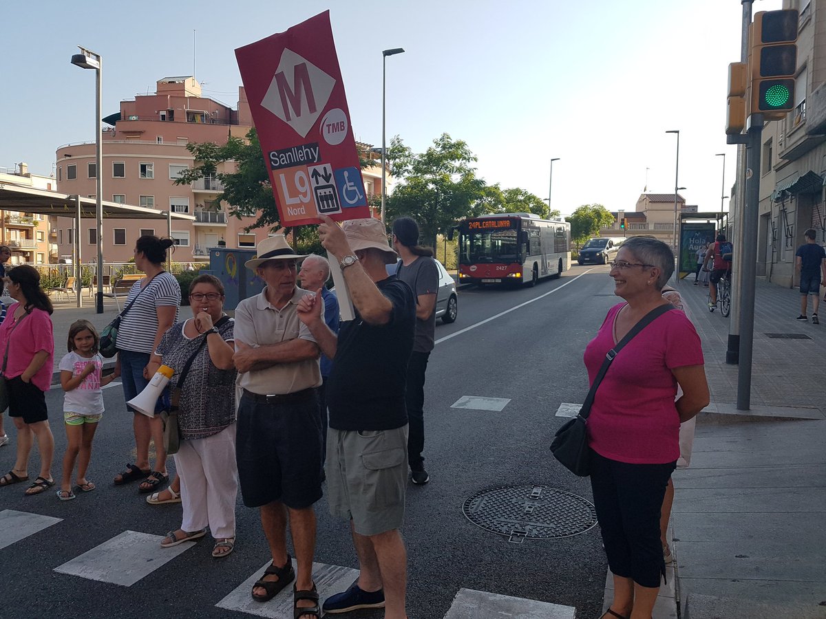 Avui hem continuat amb les concentracions i hem baixat a la seu del districte a demanar que hi hagi una resposta a nivell polític per donar solució a Can Baró i per extensió als barris de muntanya. No sol esperem solucions en els busos, demanem suport per reclamar la L9 i més...!