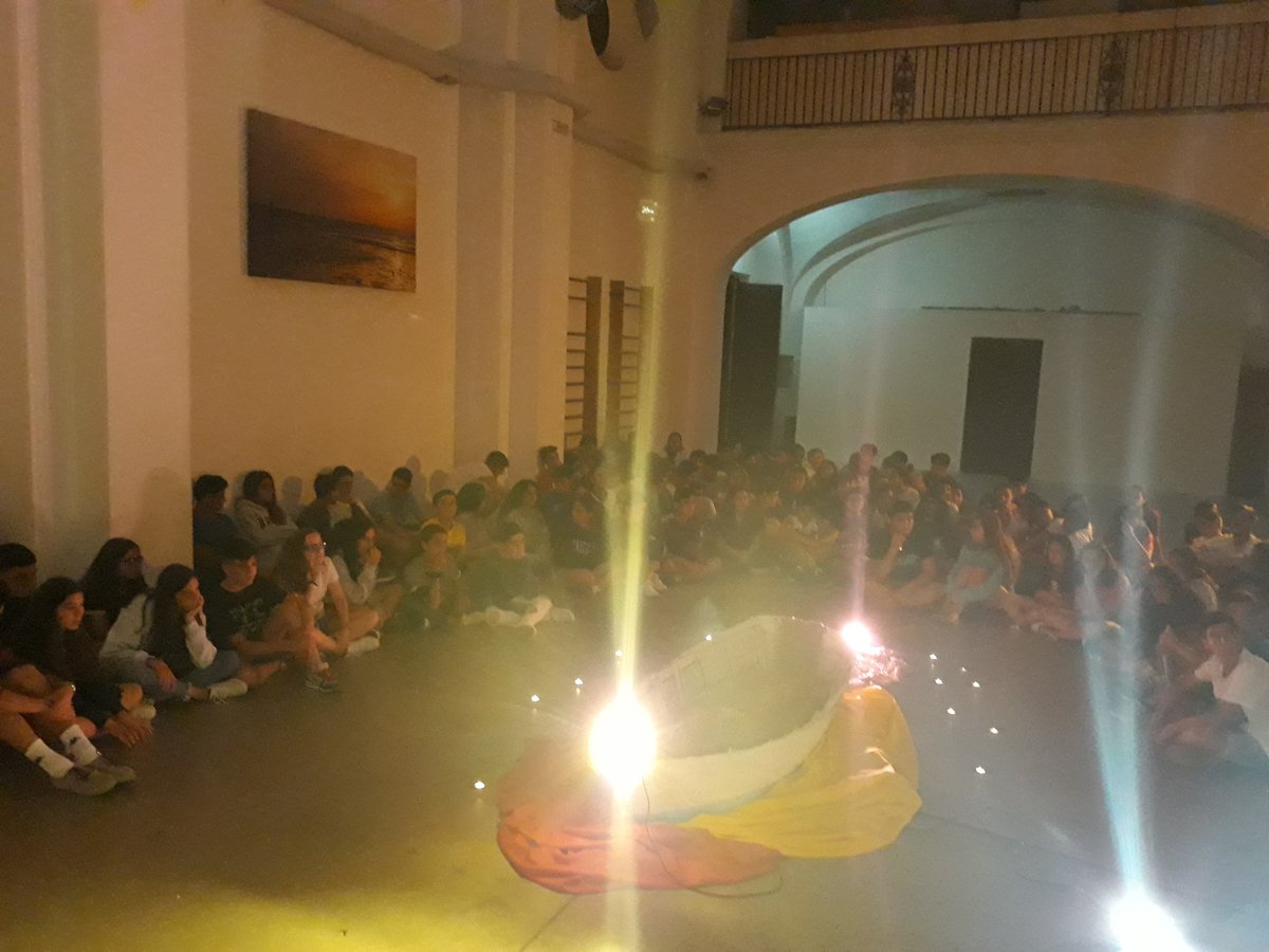conviGA4's tweet photo. Velada de presentación de grupos y oración. ¡Aquí empieza de verdad la convivencia! #veranogvx2018 #ViejoLoboDeMar #GA4 https://t.co/dUoZkreipU
