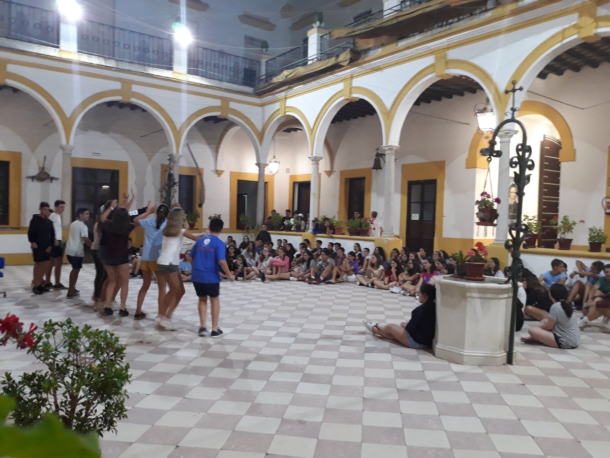 conviGA4's tweet photo. Velada de presentación de grupos y oración. ¡Aquí empieza de verdad la convivencia! #veranogvx2018 #ViejoLoboDeMar #GA4 https://t.co/dUoZkreipU