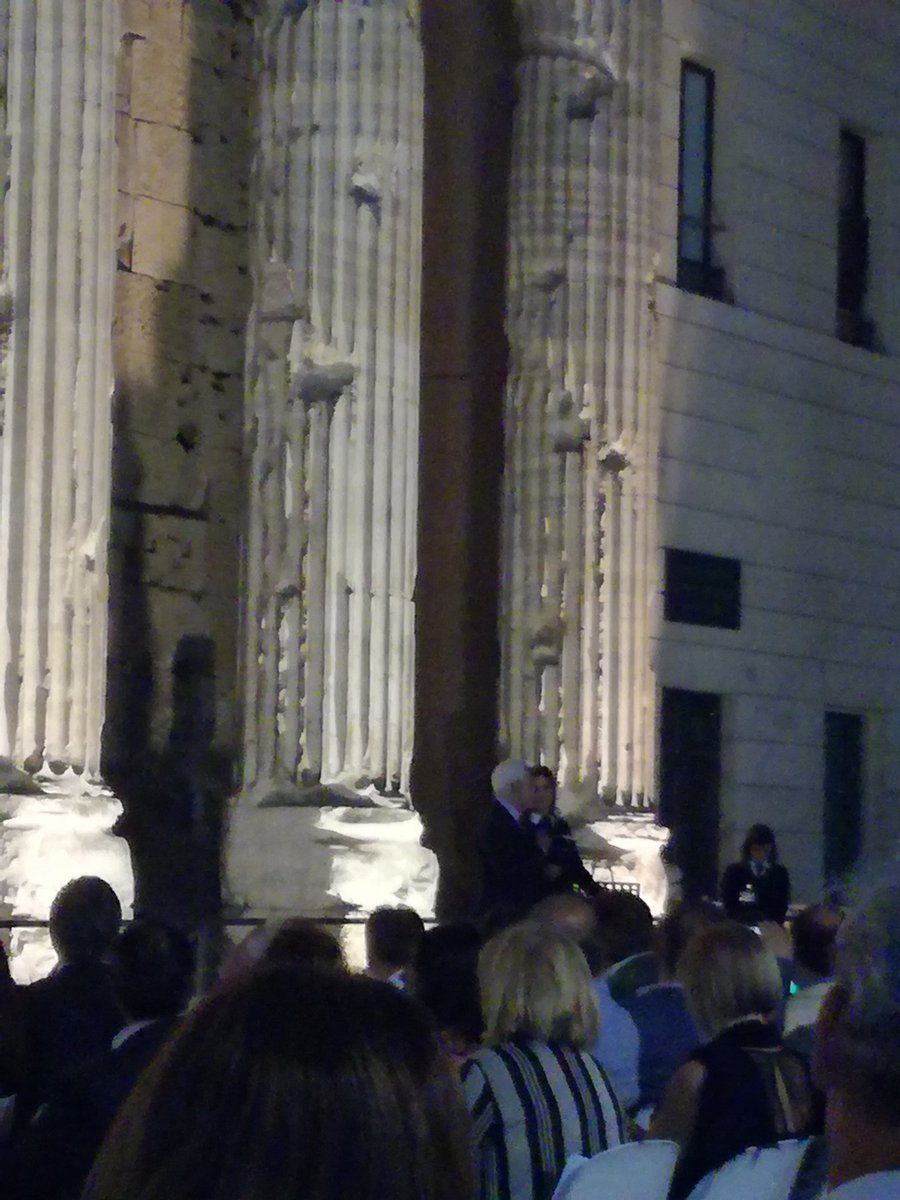 Fidatevi, quel signore distinto laggiù in fondo è #PacoLanciano che racconta tutto il percorso del videomapping per #LuciSuAdriano 
<a href="/camcomroma/">Camera di Commercio Roma</a>
