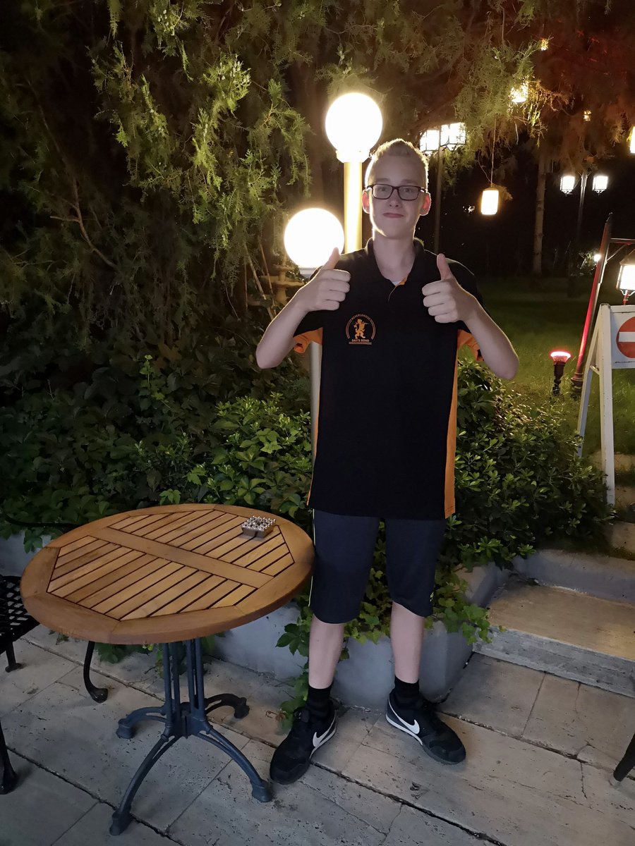 Jurjen van der Velde wint in een echte kraker in de laatste en beslissende leg van Marcel Bus.

Zaterdag speelt Jurjen tegen Brandon Nicoll uit Schotland  in de halve finale.

Klasse 👏👍

<a href="/DartsWDF/">WDF Darts</a> #EuropeCup #Youth #oranje #EuropeCupYouth