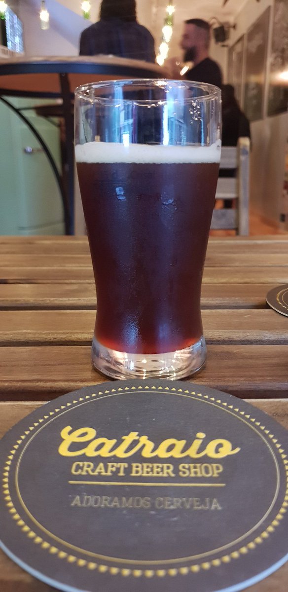 ChceToBlog's tweet photo. Przyjechać z Polski do Portugalii, żeby się napić... estońskiego kraftu :) Ale Anniversary Barley Wine 2018 z @SoriBrewing warte 3,5€ za 0,15. Gęste,nieprzesadnie słodkie, rzekłbym, że kwiatowe, z delikatnie szczypiącym wysyceniem i goryczką w tle. 11,8% ukryte za landrynkami :) https://t.co/l6YJrhs9yP