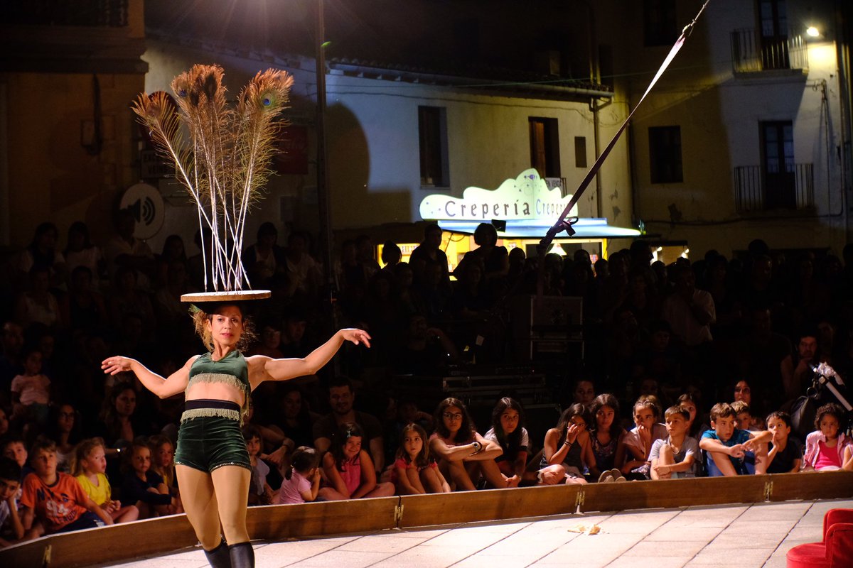 Festusfestival's tweet photo. Malgrat la pluja el FESTUS ens ha deixat imatges inoblidables! #FESTUS18 #FESTUS #Festival #arts #carrer https://t.co/VSHyFBQ86I