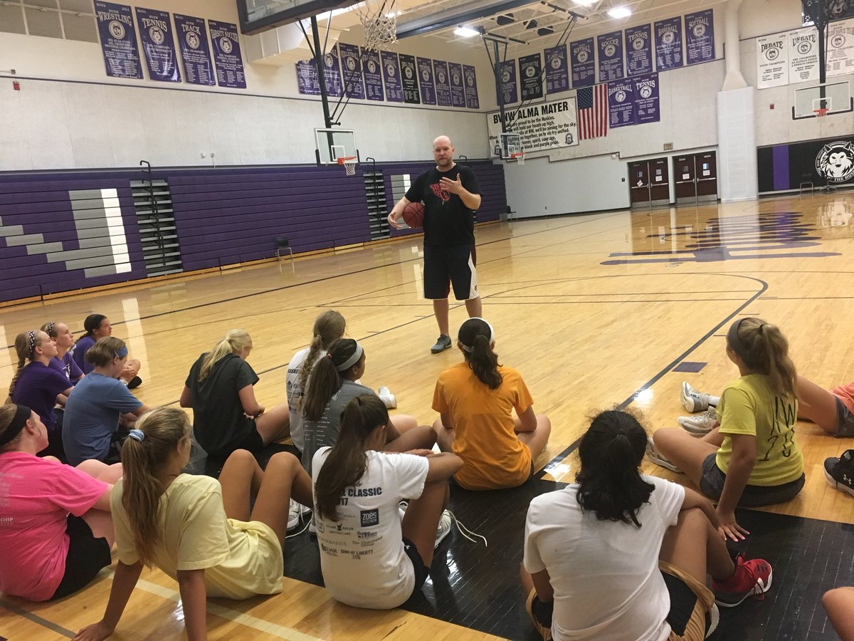 bvnw_girlshoops's tweet image. Last day of workouts &amp;amp; it ended on a POSITIVE note! Thanks to our final special guest @coachintz for helping us work on our shooting form, our finishing &amp;amp; having the right mindset!! #GreatKnowledgeFromGreatMinds #FriendOfTheProgram #AttackTheDay