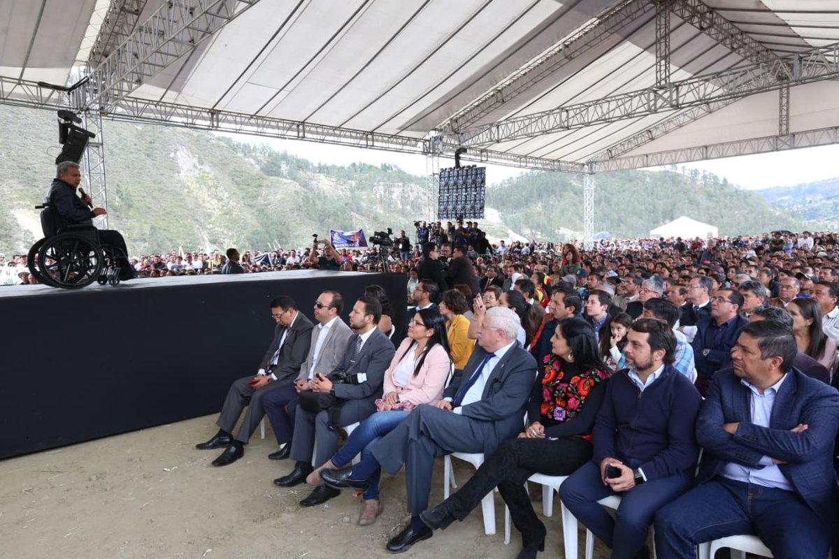 Lenin's tweet photo. Entregamos la ampliación y reconstrucción de la vía Cuenca-Azogues-Biblián.
¡500 mil personas se benefician directamente!
Así impulsamos el crecimiento de Azuay y Cañar, polos de desarrollo ganadero, agrícola, maderero, turístico.
¡Una vía digna del pueblo azuayo y azogueño! https://t.co/SlHeB6XU3n