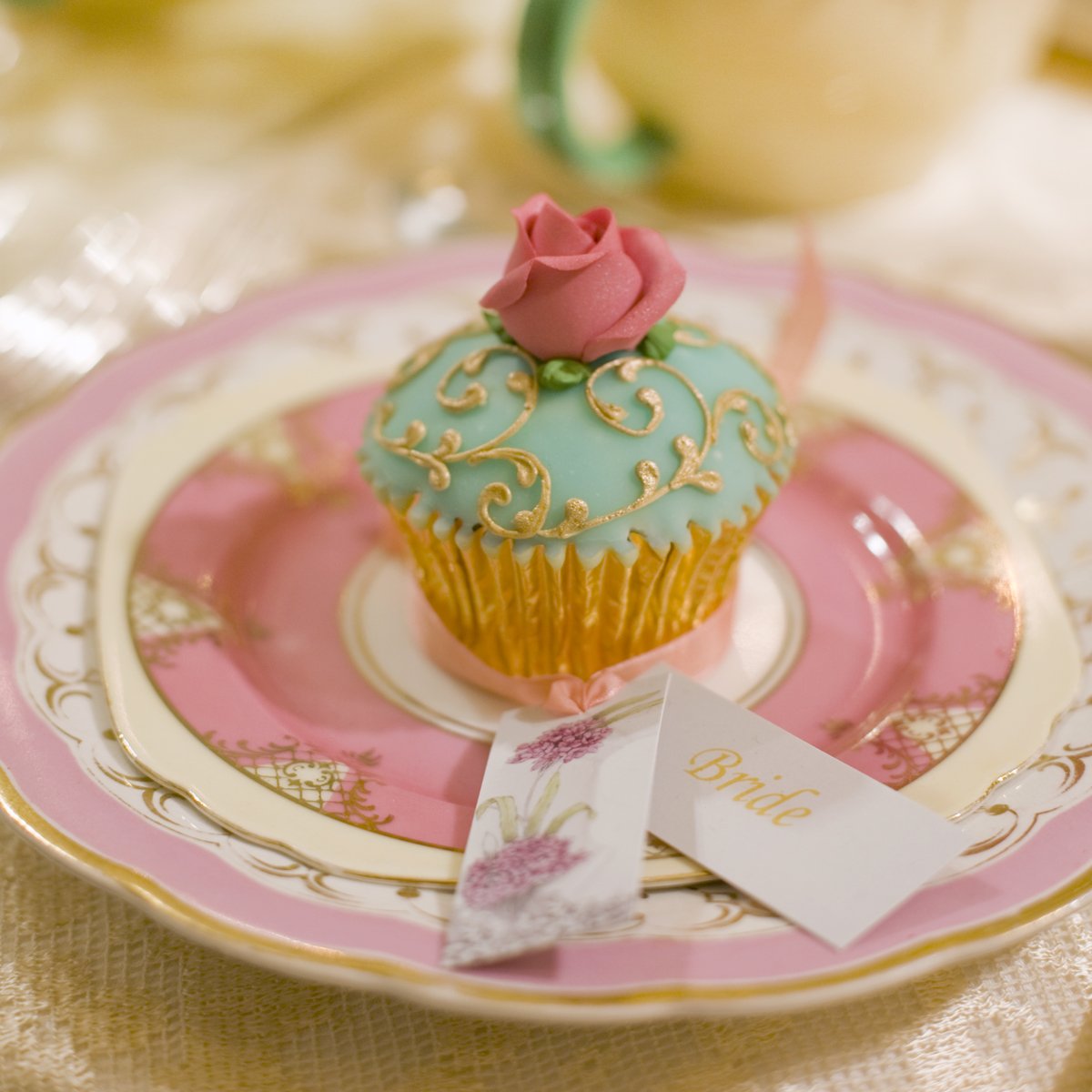 crockcupboard's tweet photo. So pretty! Cake by @ZoeClarkCakes Crockery by us! #vintagecrockeryhire #shabbychic #wedding #crockery #vintage #teaparty #babyshower #christening #vintagecrockery #teacups #cupcake #plates #pinkandgold #bride https://t.co/RAU3p92WEc