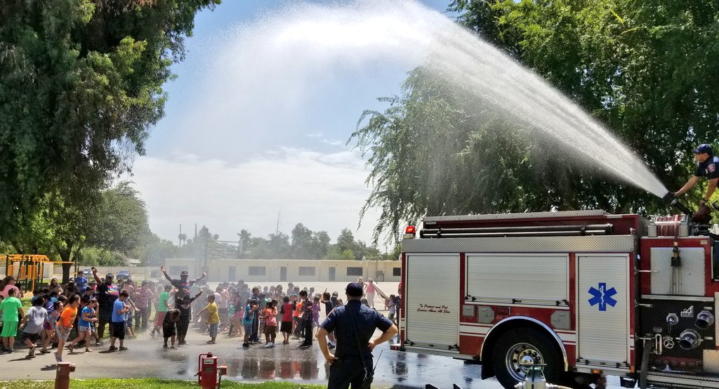 ericphangrath's tweet image. More shots from today's @FresnoFire #firessafety lesson and impromptu #splashfest! @fresnounified #summerschool #summerfun #LoveMyJob @EasterbyE