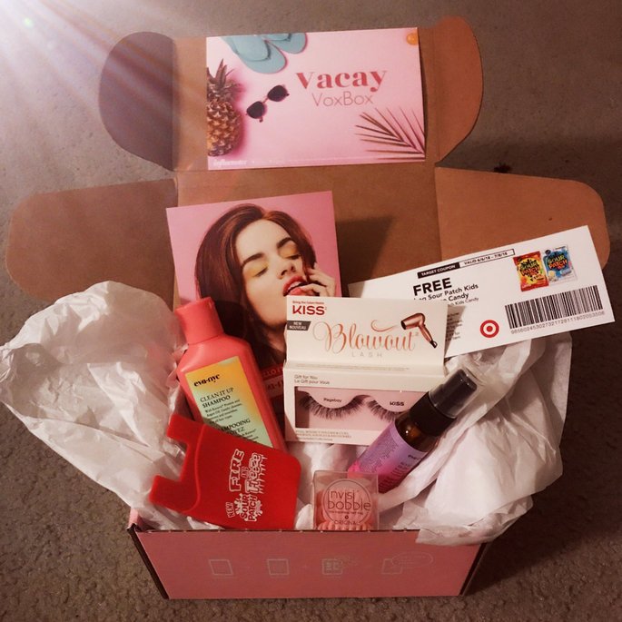Pear_E's tweet image. The #VacayVoxBox is an absolute dream! Definitely my favorite so far. #evanyc #BlowoutLash #iaminvisibobble #SOURPATCHKIDSFireFreeze #Influenster