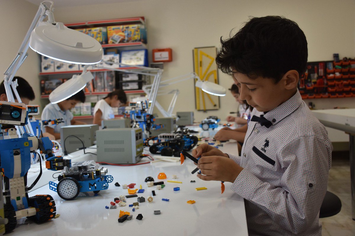 FatmaSahin's tweet image. Bir mühendis olarak bilim ve bilimsel gelişme benim ve Türkiye için çok önemli👩‍🔬👨‍🔬

@GaziantepBeld @Gasmekgaziantep bünyesinde #STEMMaker ve #RobotikKodlama Kursu açtık. Çocuklarımızda bir nebze heves geliştirebilirsek, geleceklerinde bir kapı açabilirsek ne mutlu bize