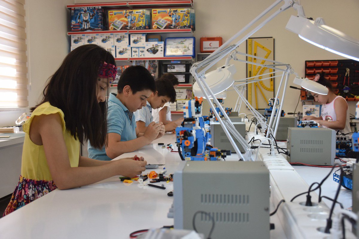 FatmaSahin's tweet image. Bir mühendis olarak bilim ve bilimsel gelişme benim ve Türkiye için çok önemli👩‍🔬👨‍🔬

@GaziantepBeld @Gasmekgaziantep bünyesinde #STEMMaker ve #RobotikKodlama Kursu açtık. Çocuklarımızda bir nebze heves geliştirebilirsek, geleceklerinde bir kapı açabilirsek ne mutlu bize