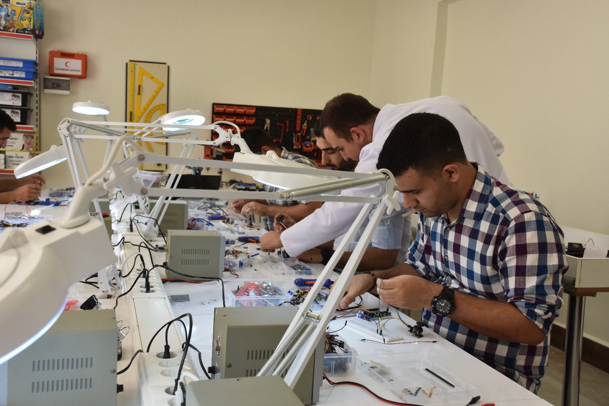 FatmaSahin's tweet image. Bir mühendis olarak bilim ve bilimsel gelişme benim ve Türkiye için çok önemli👩‍🔬👨‍🔬

@GaziantepBeld @Gasmekgaziantep bünyesinde #STEMMaker ve #RobotikKodlama Kursu açtık. Çocuklarımızda bir nebze heves geliştirebilirsek, geleceklerinde bir kapı açabilirsek ne mutlu bize