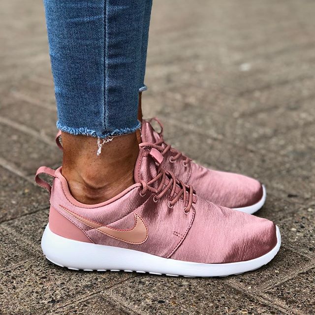 nike roshe one rust pink