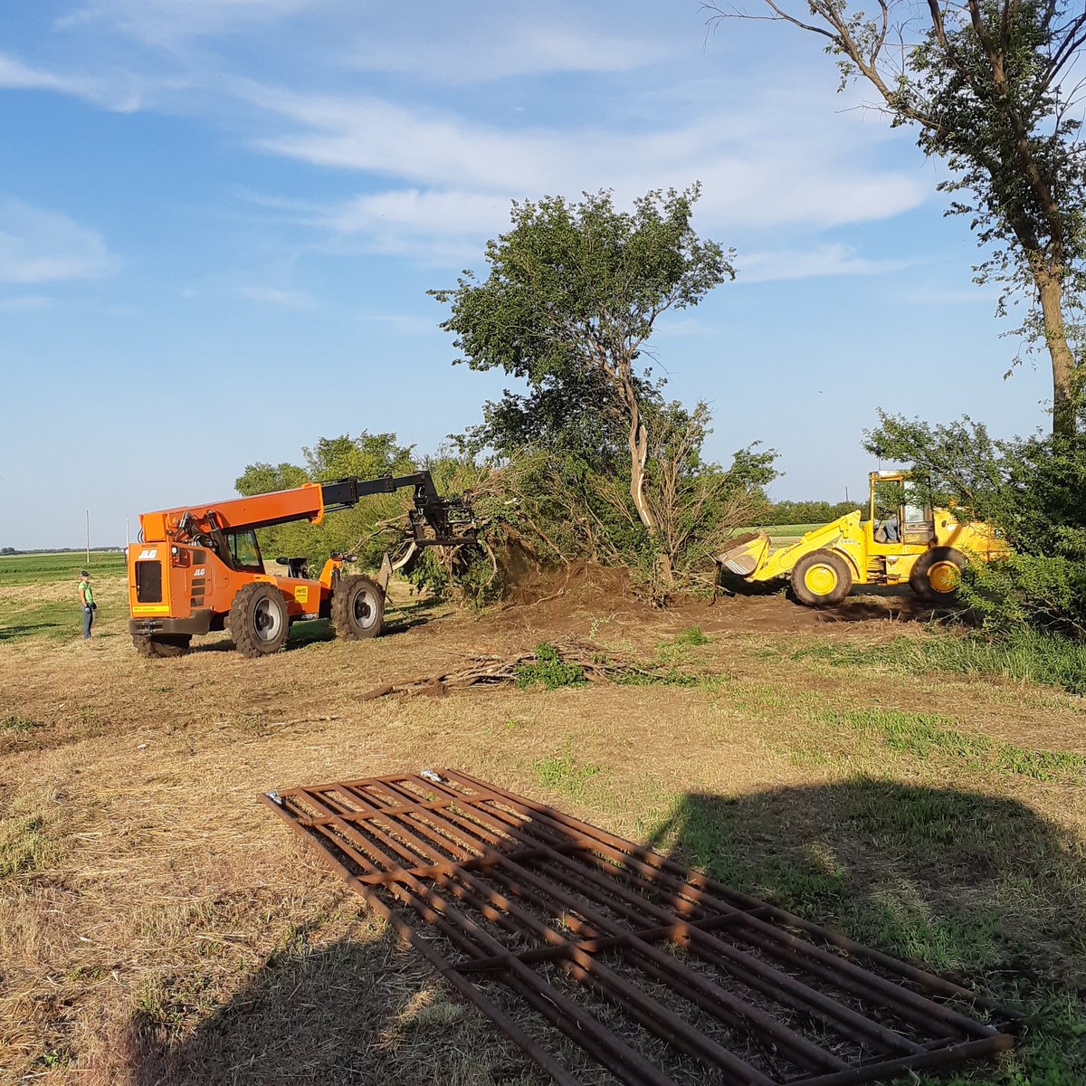 AginMotion's tweet photo. Ag in Motion, brought you by a team that never quits. This afternoon we decided that the best way to get attendees into the show was a new entrance into the parking lot, so tonight we're building one #AIM18 #saskag https://t.co/OGO92vRGWQ