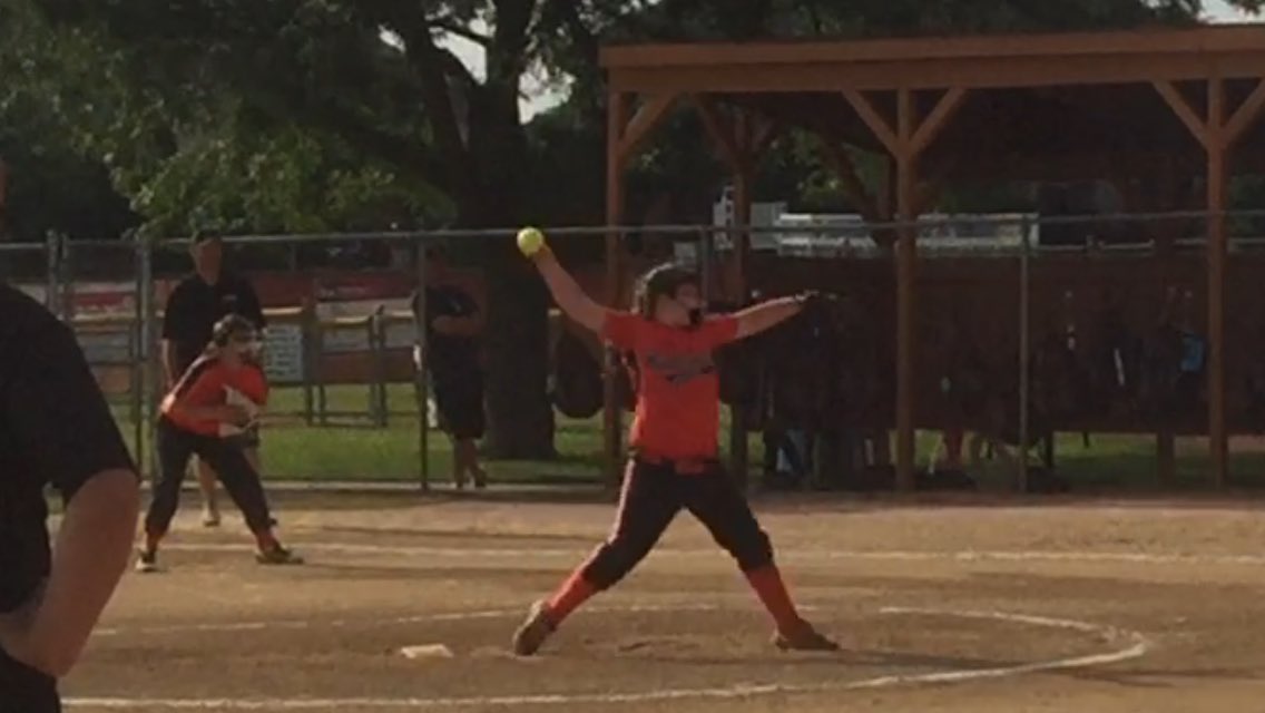 BedingerMary's tweet photo. Proud of this kid and the progress she's made this year with pitching. #proudpitchingmom #longstride #crossfit https://t.co/cvEB88bCv8