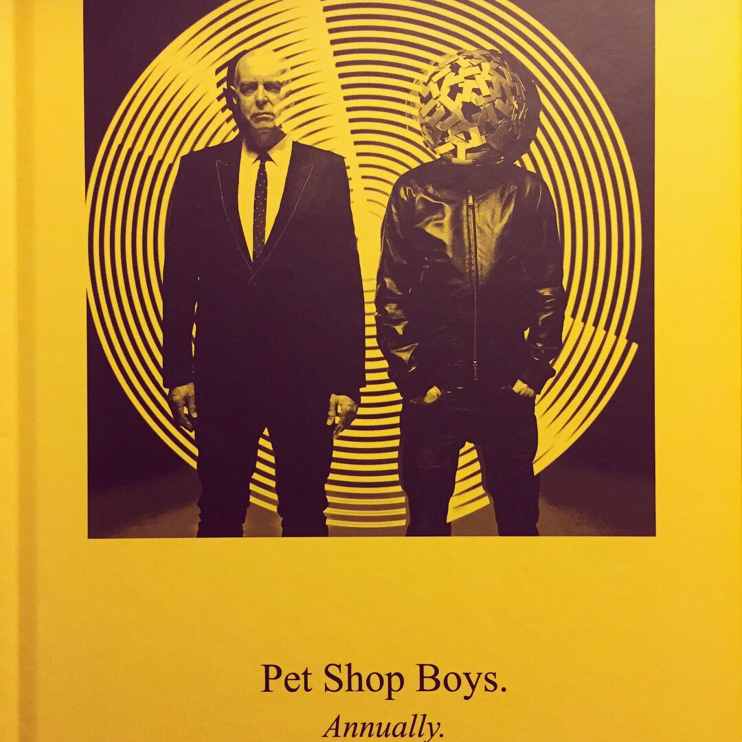 scancino's tweet photo. Por 28 años #PeteGleadall ha sido el programador/ingeniero de la sala de máquinas de #PetShopBoys. En #Annually2018 incluyeron una extensa entrevista con este obrero orquestal en las sombras (e hincha del Arsenal). El Electronauta. https://t.co/rQSLxlwQcf