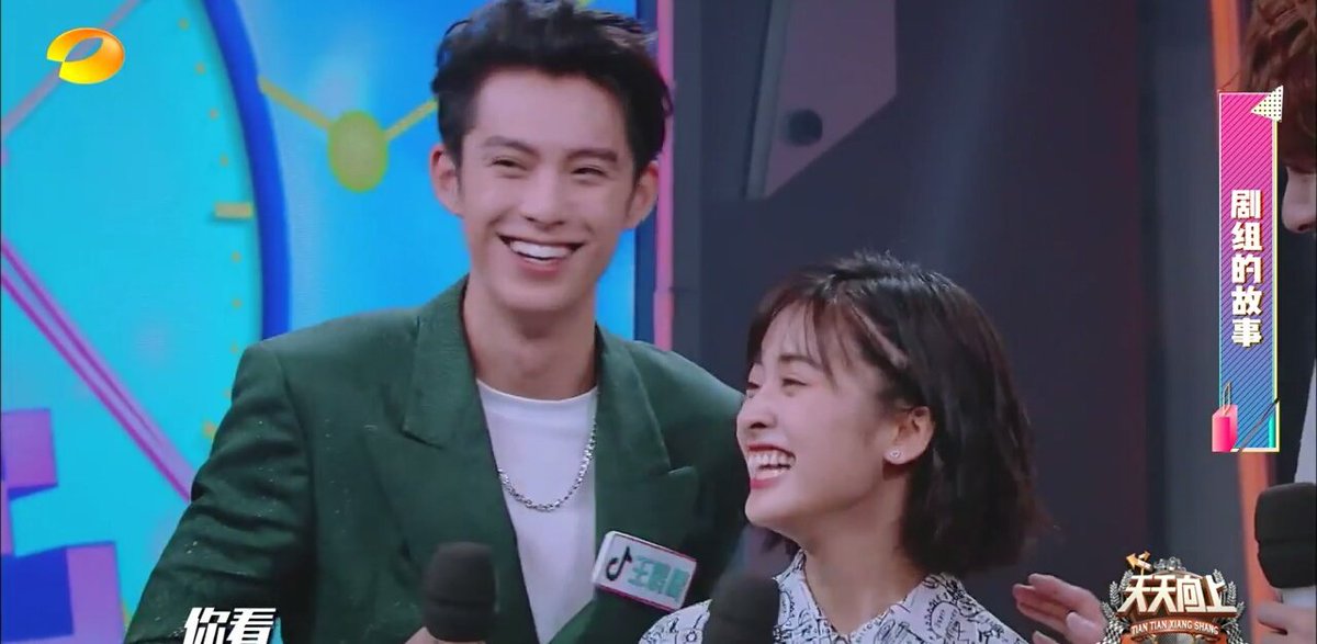 (3) Their smiles  on and off cam they are visually consistent, I know i'm overreacting but they really look like a happy couple with their smiles whenever they are together I criii 