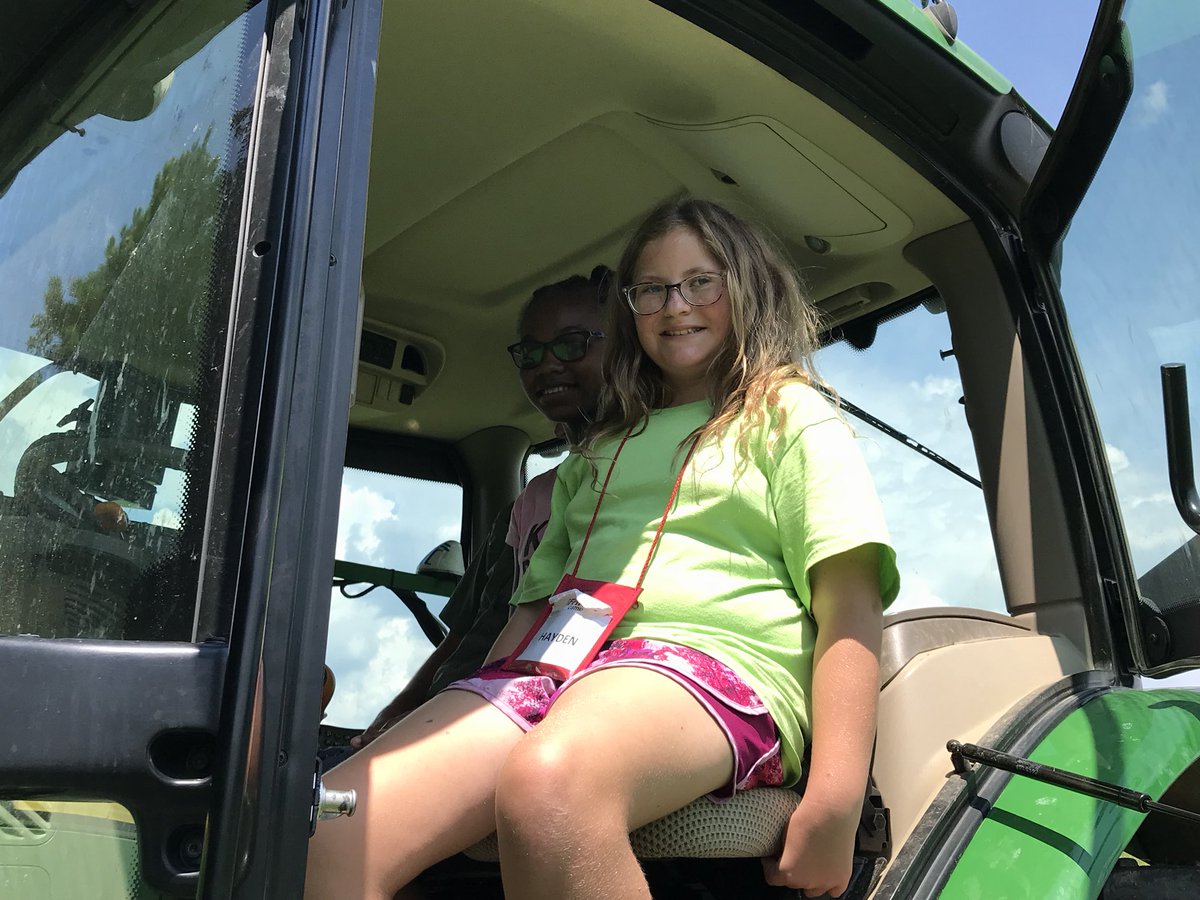 FARMtastic_MS's tweet image. This afternoon our iFARM campers got  to spend time doing tractor life!! #GPSdriven #funwashadbyall @HumanSciences @MSUExtService