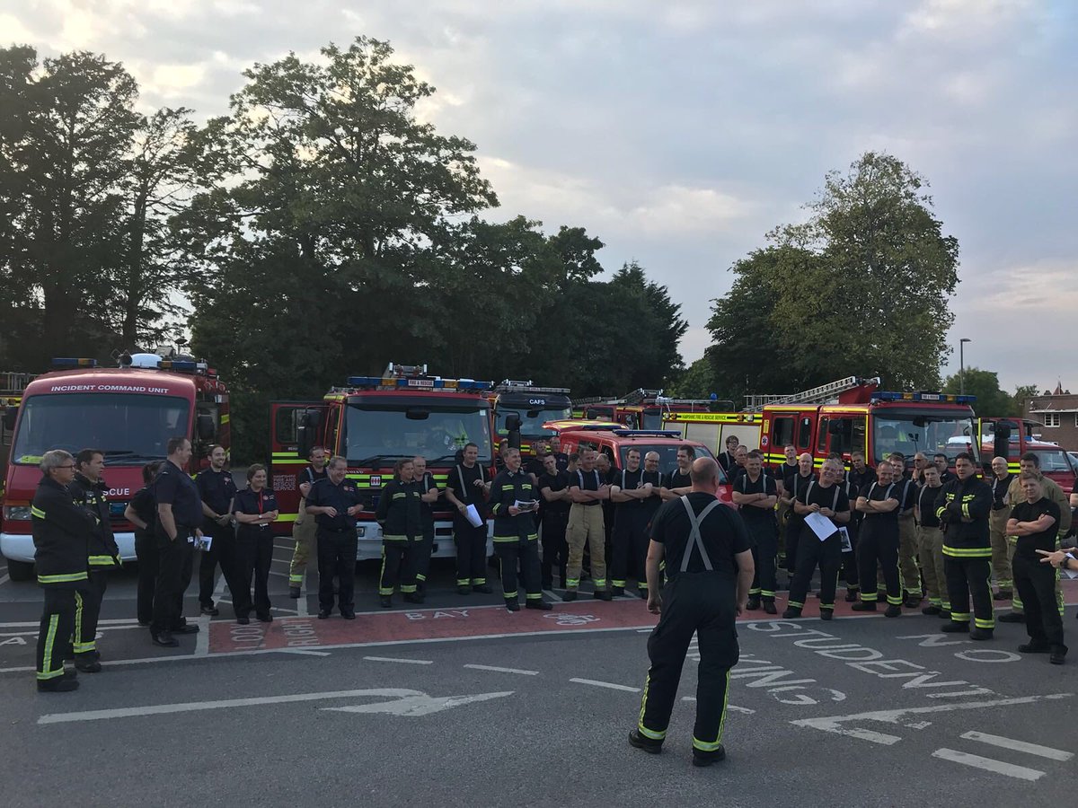 PeteWhite999's tweet photo. Beneficial training exercise tonight in #Brockenhurst for crews from @Brockenhurst50, @Lyndhurst48, @NewMilton51, @Fordingbridge47, @Lymington43, @BurleyFire52, @RingwoodFire, @Beaulieu_49 &amp; @HFRSCommandUnit. Great support as well from @hfrs_control &amp; @PaulReddishHFRS #TeamHants https://t.co/hwsWRPsHqL