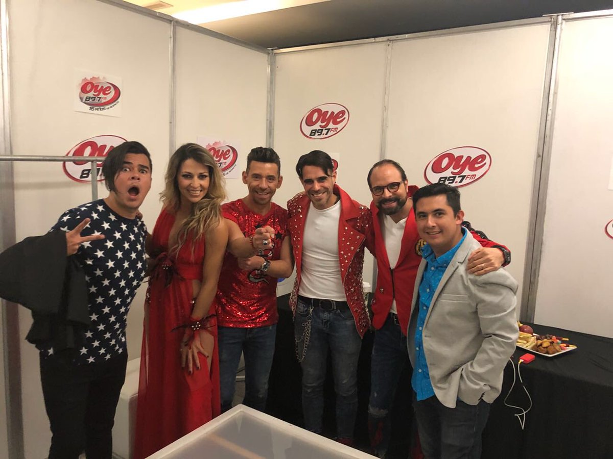 roypizarro's tweet photo. Desde el camerino listos para celebrar #16AñosDeRespeto  @Oye897 gracias x invitarnos a esta GRAN CELEBRACIÓN!! https://t.co/y7dU9r8tLZ