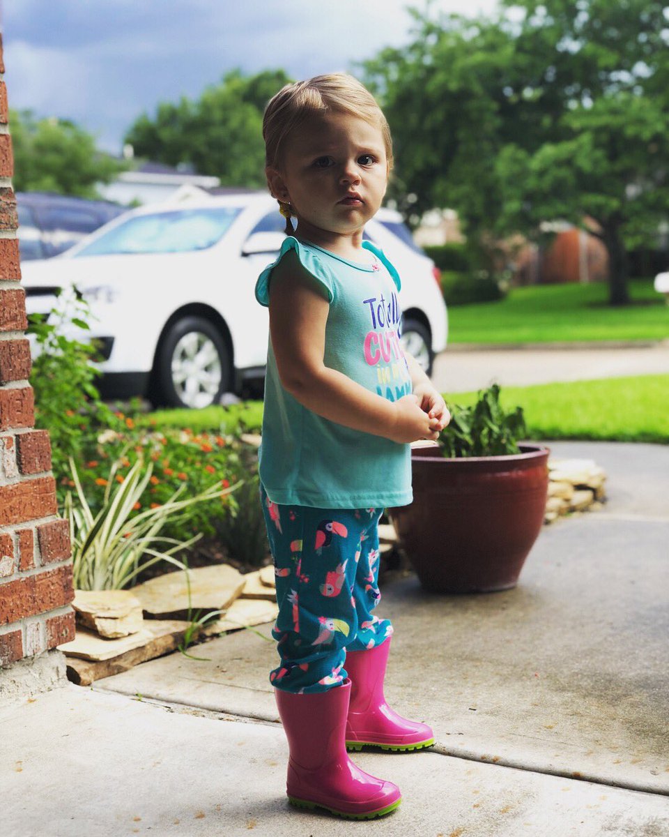 Kelly3684's tweet photo. When did my baby grow up #slowdowntime #mybiggirl https://t.co/EDDNkFvIRX